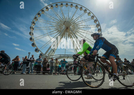 Brighton, UK. 21. Juni 2015. Radfahrer verlaufen vor Brighton Rad auf Madeira fahren. Zuschauer stehen an der Schranke. Bildnachweis: Slawek Staszczuk/Alamy Live-Nachrichten Stockfoto