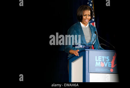 First Lady der USA Michelle Obama spricht zu ihrer Initiative "Let's Move" im fairhill Volksschule in Philadelphia, Pa, Feb 19 2010. Stockfoto