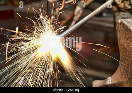 Hand Schmieden zu stehlen Stockfoto