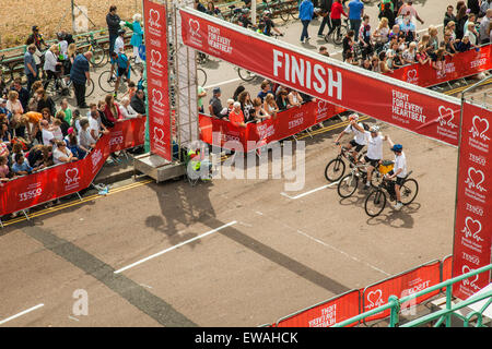 Brighton, UK. 21. Juni 2015. Radfahrer passieren die Ziellinie Hand in Hand. Menge von Schaulustigen Jubel. Bildnachweis: Slawek Staszczuk/Alamy Live-Nachrichten Stockfoto