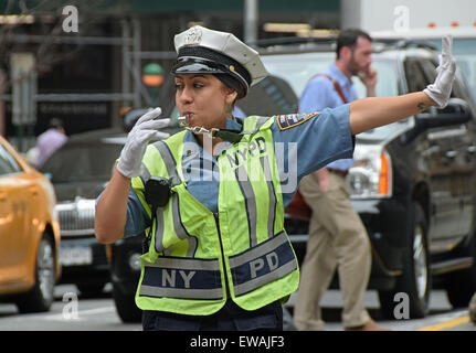 Eine weibliche New York City Traffic Enforcement Officer Regie Autos am East 34th Street und Park Avenue in New York City. Stockfoto