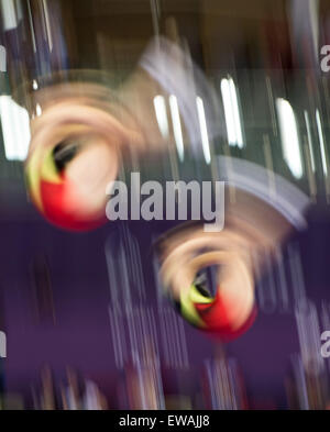 Baku, Aserbaidschan. 21. Juni 2015. Deutschlands Martin Gromowski (R) und Kyrylo Sonn treten im Trampolin - Herren Synchronpore bei den Baku 2015 europäischen spielen in nationalen Gymnastics Arena in Baku, Aserbaidschan, 21. Juni 2015. Foto: Bernd Thissen/Dpa/Alamy Live News Stockfoto