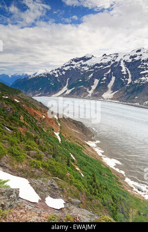 Ansicht der Salmon Glacier mit alten Bergbau Explorationsbohrungen Standort in rot gefärbten "Gossan" Bereich, Stewart, britische Columbi Stockfoto