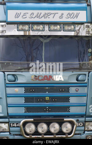 Vorderseite des Scania LKW zeigt die Beleuchtung und grill Stockfoto