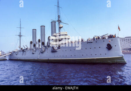 Leningrad, Russland. 3. Mai 1984. Der berühmte russische Kreuzer Aurora, derzeit als Museumsschiff, konserviert wird in die Newa in Leningrad (St. Petersburg), neben dem Admiral Nachimow Naval School Gebäude festgemacht. Um 21:45 am 25. Oktober 1917 signalisiert eine leere Schuss aus ihrer Waffe Vorschiff Beginn des Angriffs auf des Zaren Winterpalast, der Beginn der historischen Oktoberrevolution. Aurora ist eine Lieblings Touristenattraktion. © Arnold Drapkin/ZUMA Draht/Alamy Live-Nachrichten Stockfoto