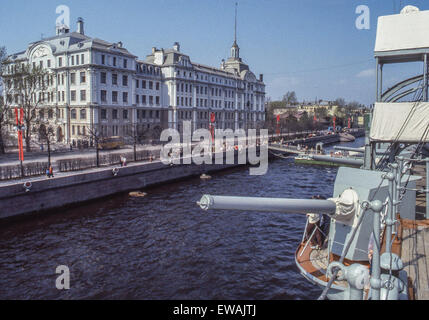 Leningrad, Russland. 3. Mai 1984. Der berühmte russische Kreuzer Aurora, derzeit als Museumsschiff, konserviert wird in die Newa in Leningrad (St. Petersburg), neben dem Admiral Nachimow Naval School Gebäude festgemacht. Um 21:45 am 25. Oktober 1917 signalisiert eine leere Schuss aus ihrer Waffe Vorschiff Beginn des Angriffs auf des Zaren Winterpalast, der Beginn der historischen Oktoberrevolution. Aurora ist eine Lieblings Touristenattraktion. © Arnold Drapkin/ZUMA Draht/Alamy Live-Nachrichten Stockfoto