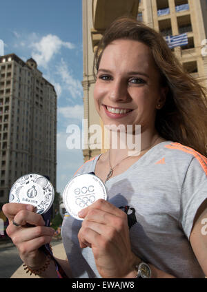 Baku, Aserbaidschan. 21. Juni 2015. Deutschlands Sophie Scheder Posen mit ihren zwei Silbermedaillen gewann sie in der künstlerischen Gymnastik - Stufenbarren und beim Teamevent in Baku 2015 europäischen Spiele in der Athleten Dorf in Baku, Aserbaidschan, 21. Juni 2015. Foto: Bernd Thissen/Dpa/Alamy Live News Stockfoto