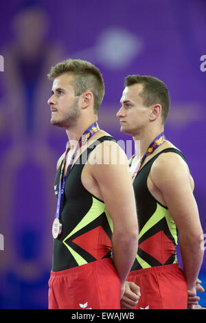 Baku, Aserbaidschan. 21. Juni 2015. Deutschlands Martin Gromowski (R) und Kyrylo Sonn während der Siegerehrung für das Trampolin - Männer ist synchron bei den Baku 2015 europäischen spielen in nationalen Gymnastics Arena in Baku, Aserbaidschan, 21. Juni 2015. Foto: Bernd Thissen/Dpa/Alamy Live News Stockfoto