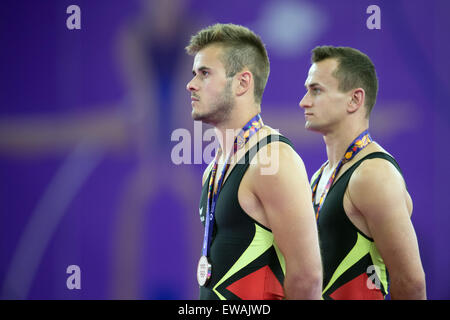 Baku, Aserbaidschan. 21. Juni 2015. Deutschlands Martin Gromowski (R) und Kyrylo Sonn während der Siegerehrung für das Trampolin - Männer ist synchron bei den Baku 2015 europäischen spielen in nationalen Gymnastics Arena in Baku, Aserbaidschan, 21. Juni 2015. Foto: Bernd Thissen/Dpa/Alamy Live News Stockfoto