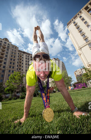 Baku, Aserbaidschan. 21. Juni 2015. Fabian Hambüchen Deutschlands stellt mit seinem Gold für die künstlerische Gymnastik - Reck auf die Baku 2015 europäischen Spiele in der Athleten Dorf in Baku, Aserbaidschan, 21. Juni 2015. Foto: Bernd Thissen/Dpa/Alamy Live News Stockfoto