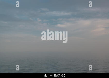 Nebligen Himmel über dem Mittelmeer Stockfoto