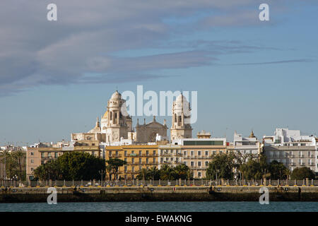 Die Skyline von der Puerto de Cadiz zeigt die Dominanz der Kathedrale. Stockfoto