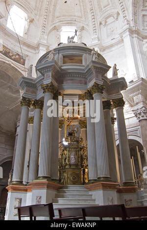 Ein Blick auf das Innere der Kathedrale de Cádiz. Dies ist die wichtigste Tabernakel befindet sich innerhalb der Kirche. Stockfoto