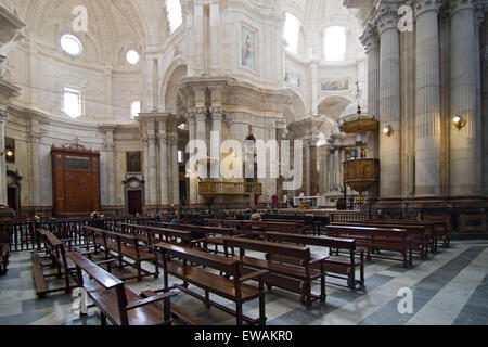 Ein Blick auf das Innere der Kathedrale de Cádiz. Dies ist ein solides Silber Tabernakel befindet sich innerhalb der Kirche. Stockfoto