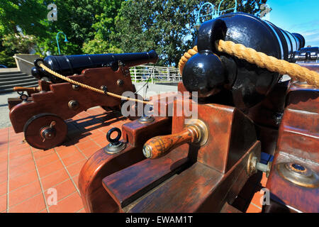 Zwei 6lb-Kanonen im Pioneer Plaza neben der historischen Bastion, Nanaimo, Vancouver Island, British Columbia Stockfoto