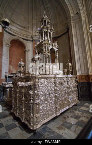 Ein Blick auf das Innere der Kathedrale de Cádiz. Dies ist ein solides Silber Tabernakel befindet sich innerhalb der Kirche. Stockfoto