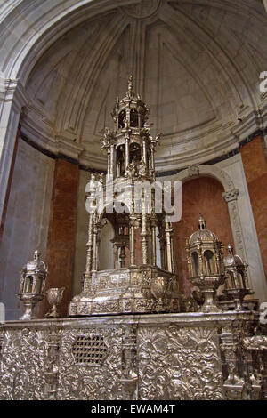 Ein Blick auf das Innere der Kathedrale de Cádiz. Dies ist ein solides Silber Tabernakel befindet sich innerhalb der Kirche. Stockfoto