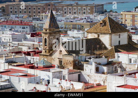 Eine alte Kirche in den Häusern der Nachbarschaft von Cadiz, Spanien. Stockfoto