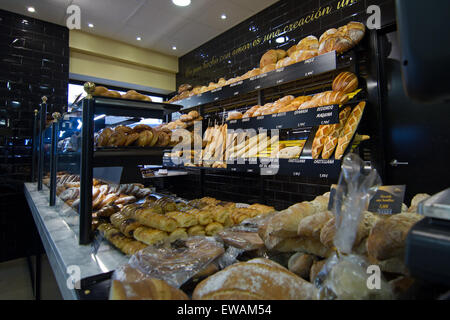 Brotverkauf in Spanien mit allen Arten von frischen Backwaren. Stockfoto