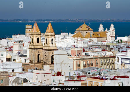 Ein Luftbild von der Skyline von Cadiz, Spanien zeigt die Zwillingstürme der alten Kirche. Stockfoto