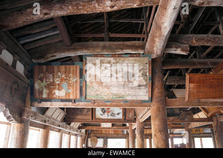 Senjo-Kaku Halle auf der Insel Miyajima, Hiroshima. Innenraum des Pavillons der tausend Tatami Matten, eine offene Halle mit Malerei hängen von der Decke. Stockfoto