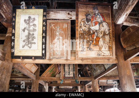 Senjo-Kaku Halle auf der Insel Miyajima, Hiroshima. Innenraum des Pavillons der tausend Tatami Matten, eine offene Halle mit Malerei hängen von der Decke. Stockfoto