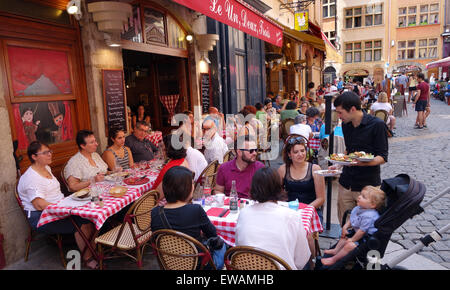 Lyon Frankreich belebtes Restaurant im alten Teil der Stadt Dining Diners Lyonnaise Küche. Lyonnaise Lyon Restaurant Stockfoto