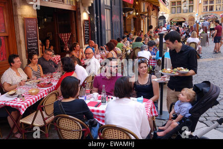 Lyon Frankreich belebte Restaurants im alten Teil der Stadt Dining Diners Lyonnaise Küche. Restaurant Lyon Stockfoto