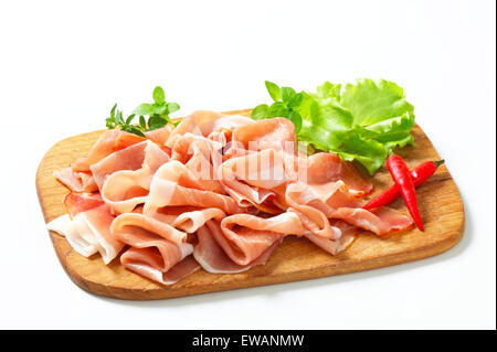 Dünne Scheiben Prosciutto di Parma auf Schneidebrett Stockfoto