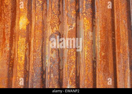 Alte Metall Wellblech mit Rost bedeckt Stockfoto