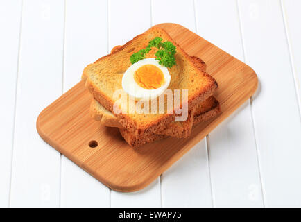 Scheiben Toastbrot und gekochtes Ei Stockfoto