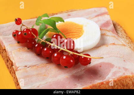 Sandwich Brot mit Speck Stockfoto