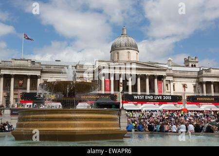 London, UK. 21. Juni 2015. Zuschauer auf dem Trafalgar Square Stars aus den West End-Stufen führen auf der West End Live 2015 auf dem Trafalgar Square. Bildnachweis: Nick Savage/Alamy Live-Nachrichten Stockfoto