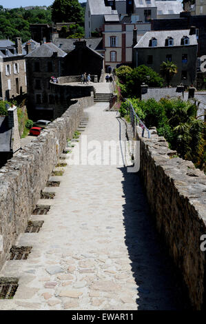 Die Stadtmauer und die Aussicht über die Stadt Dinan Cotes-d'Armor, Bretagne, Frankreich Stockfoto