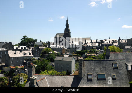 Die Stadtmauer und die Aussicht über die Stadt Dinan Cotes-d'Armor, Bretagne, Frankreich Stockfoto