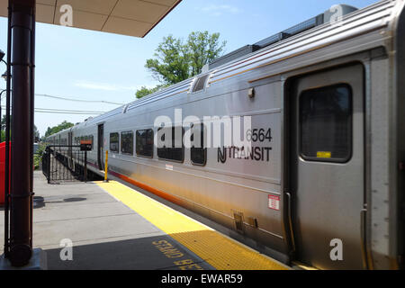 TRansit Zug Wagen vorbei Plauderville Bahnhof in Garfield, Transit, Bahnhof New Jersey, USA. Stockfoto