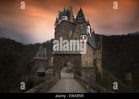 EIFEL, Deutschland - 11. April 2015 - Burg Eltz ist eine der meistbesuchten deutschen mittelalterlichen Burgen Stockfoto