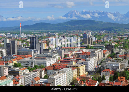 Luftaufnahme der slowenischen Hauptstadt Ljubljana mit Alp-Bergen im Hintergrund Stockfoto