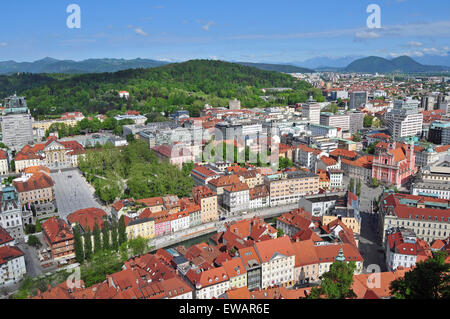 Luftbild der Altstadt Ljubljanas mit Roznik Hügel im Hintergrund Stockfoto