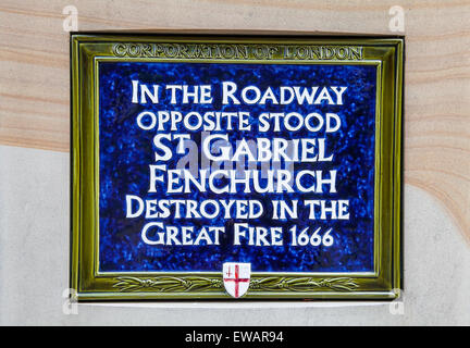Eine blaue Plakette, die Kennzeichnung der Website von St. Gabriel Fenchurch, die durch den großen Brand von London 1666 zerstört wurde. Stockfoto