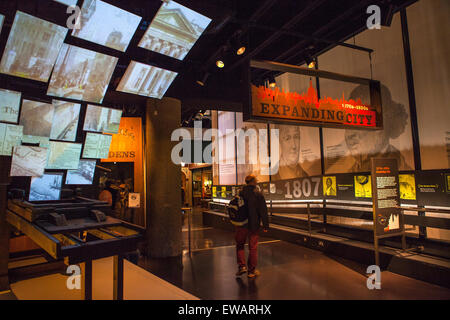 LONDON, UK - 8. Juni 2015: Ein Tourist Spaziergänge rund um die Exponate im Museum von London, am 8. Juni 2015. Stockfoto