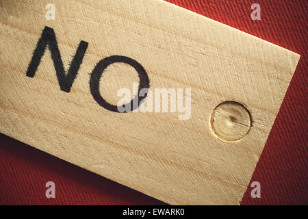 Auf hölzernen Fliese, rot nicht schriftliche Wort strukturierten Hintergrund. Stockfoto