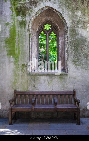 Blick durch die Reste der Kirche St. Dunstan im Osten in der City of London.  Während die Bl wurde die Kirche schwer beschädigt. Stockfoto