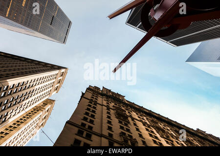 Wolkenkratzer in New York von unten gesehen, NYC, Manhattan, Vereinigte Staaten von Amerika. Stockfoto