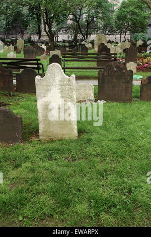 Gräber an der Kirche der Heiligen Dreifaltigkeit, Friedhof in Manhattan, New York, USA. Stockfoto