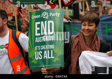 Grüne Partei MP Caroline Lucas auf "End Sparmaßnahmen Now" Demonstration, London 20. Juni 2015 Stockfoto