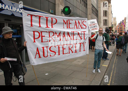 Aktivisten gegen TTIP halten Banner auf "End Sparmaßnahmen Now" Demonstration London 20. Juni 2015 Stockfoto