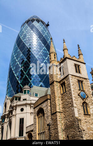 Die historische St. Andrew Undershaft Kirche mit 30 St. Mary Axe überragt er in der Londoner City. Stockfoto
