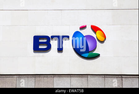 LONDON, UK - 18. Juni 2015: Die BT-Logo befindet sich auf ihren Sitz in Newgate Street, London auf 18. Juni 2015. Stockfoto