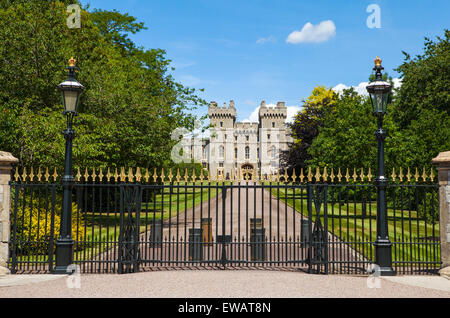 Ein Blick auf den Haupteingang zum Schloss Windsor in England. Stockfoto